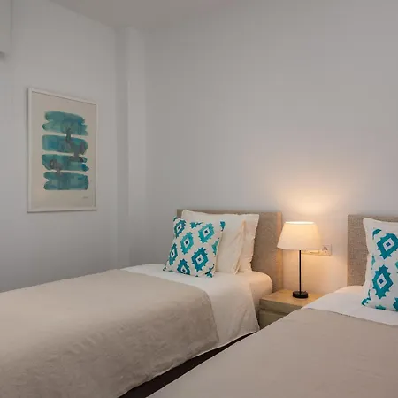 Bright 3-bedroom With Sunset Views *