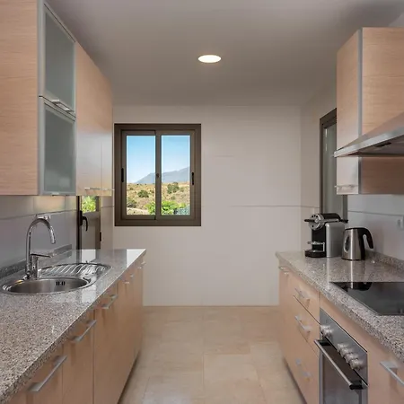 Bright 3-bedroom With Sunset Views