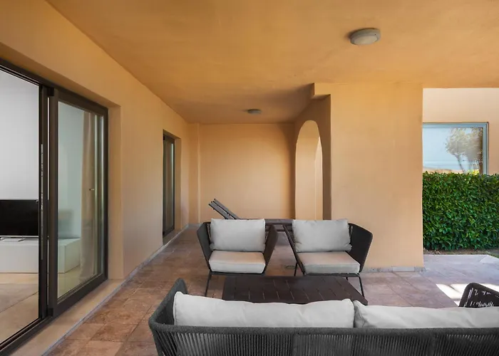 Daire Bright 3-bedroom With Sunset Views