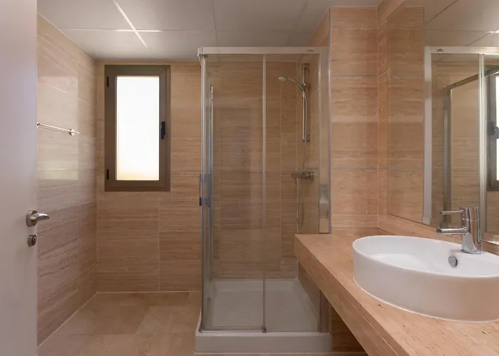 Bright 3-bedroom With Sunset Views *