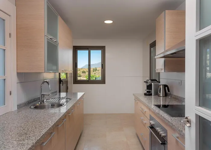 Bright 3-bedroom With Sunset Views