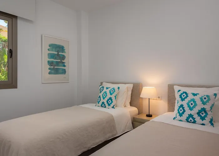 Bright 3-bedroom With Sunset Views *